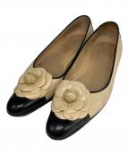 CHANELシャネル）の古着「カメリアフラットシューズ」｜ベージュ×ブラック