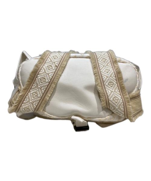 Desigual（デシグアル）Desigual (デシグアル) マルチポジション イギリス刺繍 ミドルバックパック ホワイトの古着・服飾アイテム