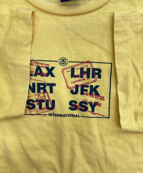 stussy（ステューシー）stussy (ステューシー) AIRPORT CODE TSHIRT/プリントTシャツ イエロー サイズ:Mの古着・服飾アイテム