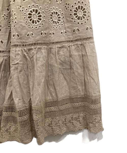 Samansa Mos2（サマンサモスモス）Samansa Mos2 (サマンサモスモス) kazumi (カズミ) サス付刺繍スカート ベージュ サイズ:F 未使用品の古着・服飾アイテム