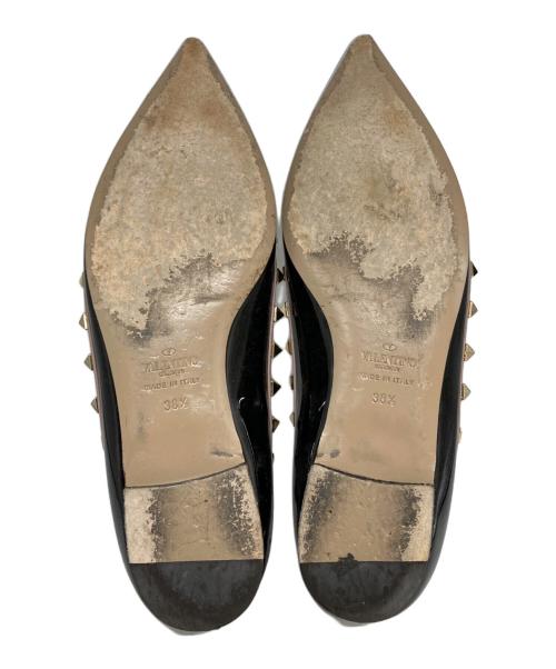 VALENTINO GARAVANI（ヴァレンティノ・ガラヴァーニ）VALENTINO GARAVANI (ヴァレンティノ・ガラヴァーニ) ロックスタッズエナメルパンプス ブラック サイズ:24.5cmの古着・服飾アイテム