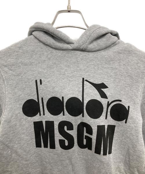 MSGM（エムエスジーエム）MSGM (エムエスジーエム) DIADORA (ディアドラ) プリントパーカー グレー サイズ:XSの古着・服飾アイテム