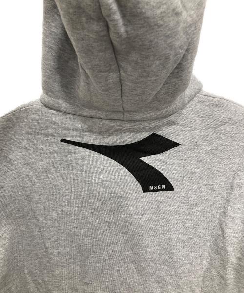 MSGM（エムエスジーエム）MSGM (エムエスジーエム) DIADORA (ディアドラ) プリントパーカー グレー サイズ:XSの古着・服飾アイテム