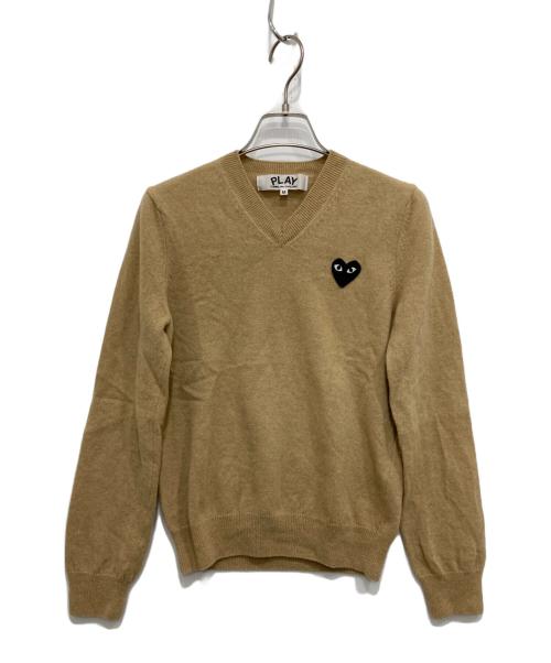 PLAY COMME des GARCONS（プレイコムデギャルソン）PLAY COMME des GARCONS (プレイコムデギャルソン) ロゴ刺繍Vネックニット ベージュ サイズ:Mの古着・服飾アイテム