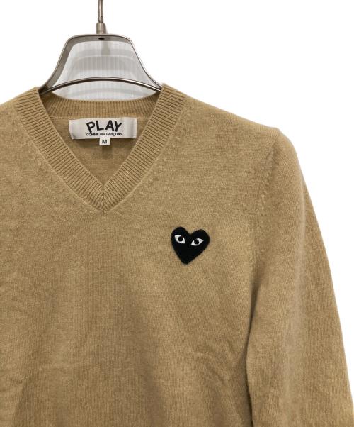 PLAY COMME des GARCONS（プレイコムデギャルソン）PLAY COMME des GARCONS (プレイコムデギャルソン) ロゴ刺繍Vネックニット ベージュ サイズ:Mの古着・服飾アイテム