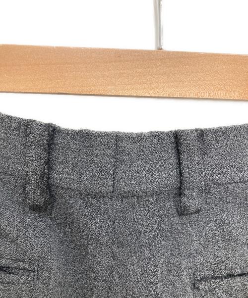 ISSEY MIYAKE（イッセイミヤケ）ISSEY MIYAKE (イッセイミヤケ) ウール2タックパンツ グレー サイズ:1の古着・服飾アイテム