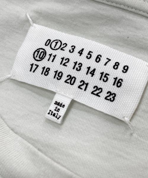 Maison Margiela（メゾンマルジェラ）Maison Margiela (メゾンマルジェラ) NUMBERING LOGO TEE ライトグレー サイズ:XLの古着・服飾アイテム