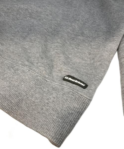 F.C.R.B.（エフシーレアルブリストル）F.C.R.B. (エフシーレアルブリストル) EMBLEM PULLOVER HOODY グレー サイズ:Mの古着・服飾アイテム
