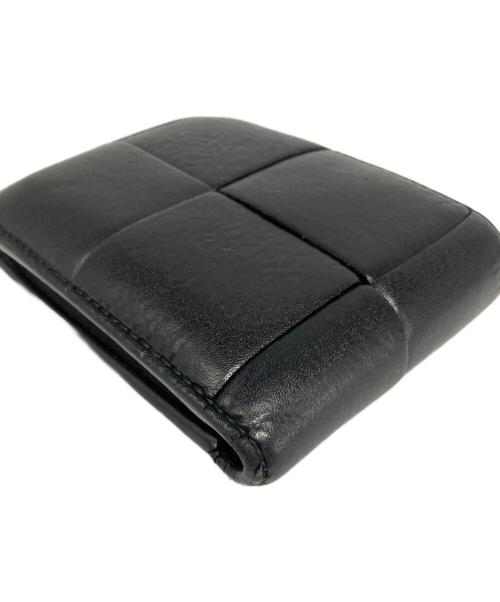 BOTTEGA VENETA（ボッテガベネタ）BOTTEGA VENETA (ボッテガベネタ) マキシイントレチャート 2つ折り財布 ブラックの古着・服飾アイテム