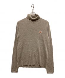 maison kitsune（メゾンキツネ）の古着「FOX HEAD PATCH FITTED TURTLENECK」｜ベージュ
