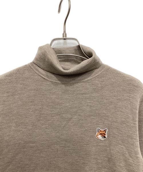 maison kitsune（メゾンキツネ）MAISON KITSUNE (メゾンキツネ) FOX HEAD PATCH FITTED TURTLENECK ベージュ サイズ:Sの古着・服飾アイテム