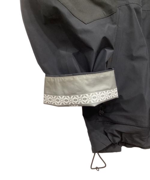 WHITE MOUNTAINEERING（ホワイトマウンテ二アニング）WHITE MOUNTAINEERING (ホワイトマウンテ二アニング) マウンテンパーカー ブラック サイズ:2の古着・服飾アイテム