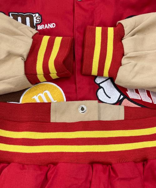 JH Design（ジェイエイチデザイン）JH Design (ジェイエイチデザイン) m&m'sワッペンレーシングジャケット ベージュ×レッド サイズ:Lの古着・服飾アイテム