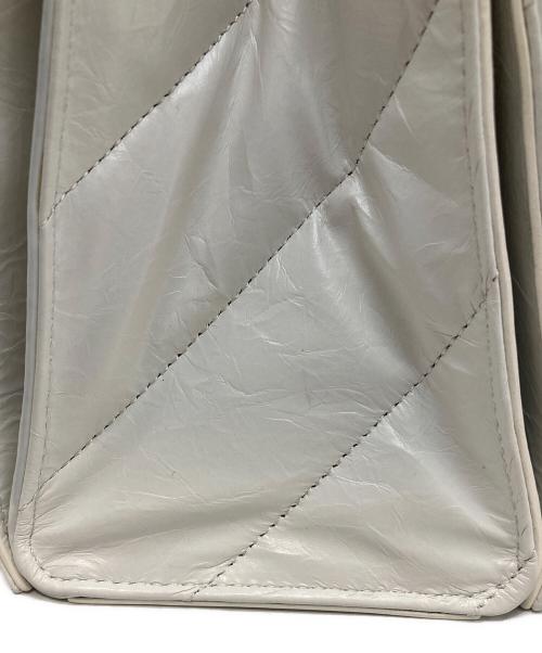 BALENCIAGA（バレンシアガ）BALENCIAGA (バレンシアガ) CRUSH/チェーンショルダーバッグ ホワイトの古着・服飾アイテム