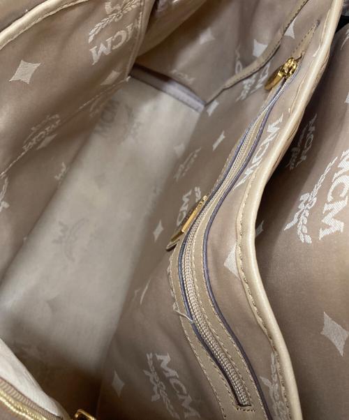 MCM（エムシーエム）MCM (エムシーエム) ヴィセトスロゴグラムスタッズリュック/総柄リュック ベージュの古着・服飾アイテム