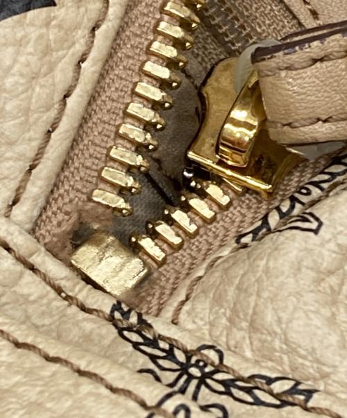 MCM（エムシーエム）MCM (エムシーエム) ヴィセトスロゴグラムスタッズリュック/総柄リュック ベージュの古着・服飾アイテム
