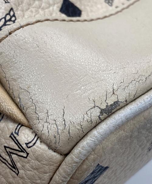 MCM（エムシーエム）MCM (エムシーエム) ヴィセトスロゴグラムスタッズリュック/総柄リュック ベージュの古着・服飾アイテム