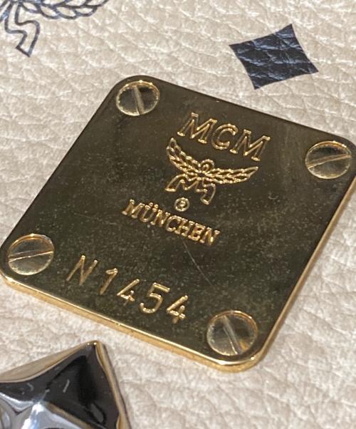 MCM（エムシーエム）MCM (エムシーエム) ヴィセトスロゴグラムスタッズリュック/総柄リュック ベージュの古着・服飾アイテム