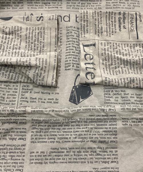 JOHN GALLIANO（ジョンガリアーノ）JOHN GALLIANO (ジョンガリアーノ) ニュースペーパー柄パーカー カーキ サイズ:EU Mの古着・服飾アイテム