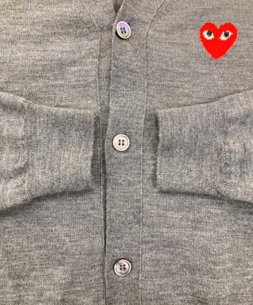 PLAY COMME des GARCONS（プレイコムデギャルソン）PLAY COMME des GARCONS (プレイコムデギャルソン) ハートワッペンウールカーディガン グレー サイズ:XLの古着・服飾アイテム