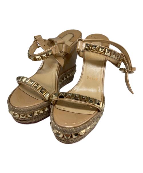Christian Louboutin（クリスチャン・ルブタン）Christian Louboutin (クリスチャン・ルブタン) スタッズサンダル ベージュ サイズ:37の古着・服飾アイテム