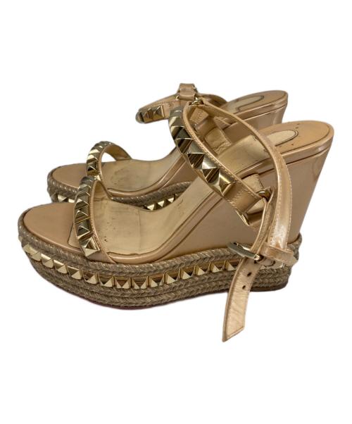 Christian Louboutin（クリスチャン・ルブタン）Christian Louboutin (クリスチャン・ルブタン) スタッズサンダル ベージュ サイズ:37の古着・服飾アイテム