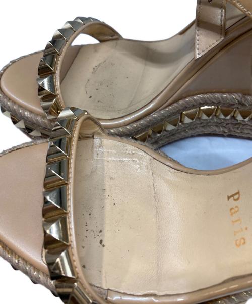 Christian Louboutin（クリスチャン・ルブタン）Christian Louboutin (クリスチャン・ルブタン) スタッズサンダル ベージュ サイズ:37の古着・服飾アイテム