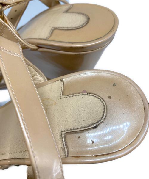 Christian Louboutin（クリスチャン・ルブタン）Christian Louboutin (クリスチャン・ルブタン) スタッズサンダル ベージュ サイズ:37の古着・服飾アイテム