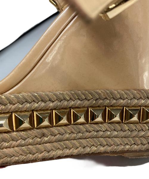 Christian Louboutin（クリスチャン・ルブタン）Christian Louboutin (クリスチャン・ルブタン) スタッズサンダル ベージュ サイズ:37の古着・服飾アイテム