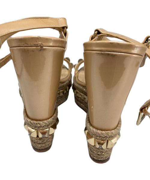 Christian Louboutin（クリスチャン・ルブタン）Christian Louboutin (クリスチャン・ルブタン) スタッズサンダル ベージュ サイズ:37の古着・服飾アイテム