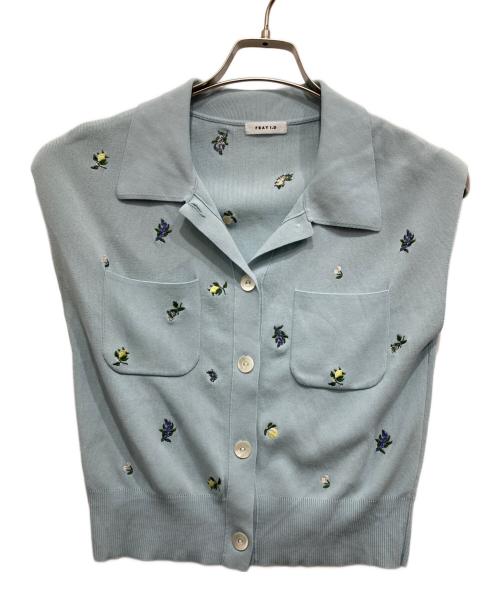 FRAY ID（フレイ アイディー）FRAY ID (フレイ アイディー) フルーツ刺繍ポロカラーノースリニットジレ スカイブルー サイズ:Fの古着・服飾アイテム