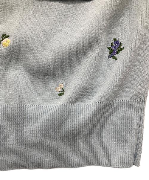 FRAY ID（フレイ アイディー）FRAY ID (フレイ アイディー) フルーツ刺繍ポロカラーノースリニットジレ スカイブルー サイズ:Fの古着・服飾アイテム