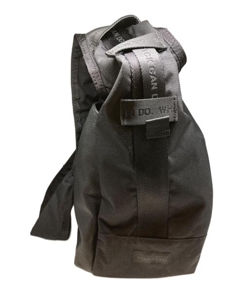 WHITE MOUNTAINEERING（ホワイトマウンテ二アニング）WHITE MOUNTAINEERING (ホワイトマウンテ二アニング) BRIEFING (ブリーフィング) HOBO SHOULDER TALL/ショルダーバッグ ブラックの古着・服飾アイテム