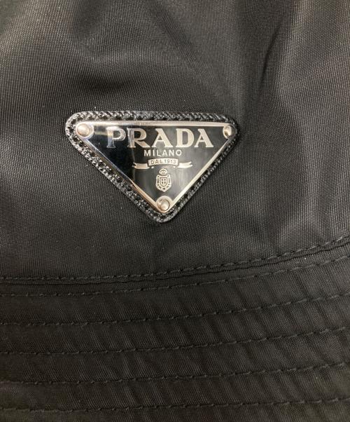 PRADA（プラダ）PRADA (プラダ) Re Nylon三角プレートバケットハット ブラック サイズ:95ｃｍの古着・服飾アイテム