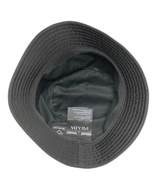 PRADA（プラダ）PRADA (プラダ) Re Nylon三角プレートバケットハット ブラック サイズ:95ｃｍの古着・服飾アイテム