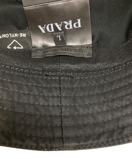 PRADA（プラダ）PRADA (プラダ) Re Nylon三角プレートバケットハット ブラック サイズ:95ｃｍの古着・服飾アイテム