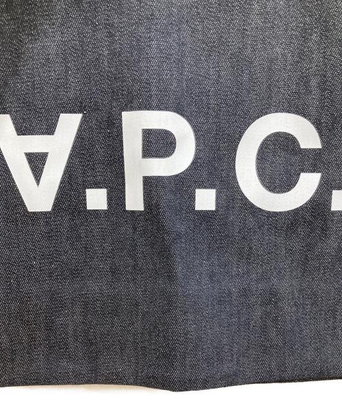 A.P.C.（アーペーセー）A.P.C. (アーペーセー) Daniela logo-print denim tote bag インディゴの古着・服飾アイテム