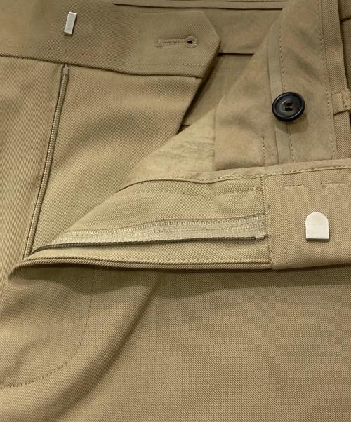 COS（コス）COS (コス) チノワイドパンツ ベージュ サイズ:SIZE44 未使用品の古着・服飾アイテム