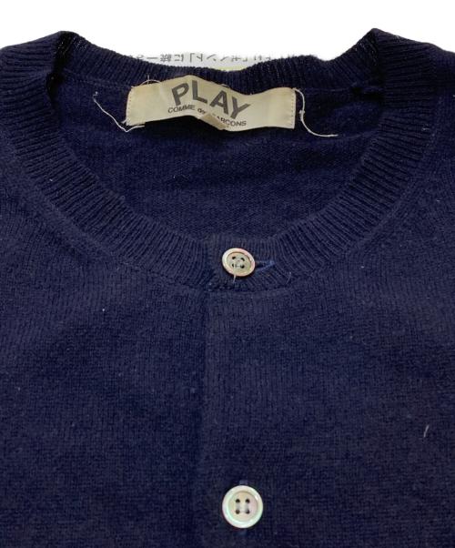 PLAY COMME des GARCONS（プレイコムデギャルソン）PLAY COMME des GARCONS (プレイコムデギャルソン) クルーネックウールカーディガン ネイビー サイズ:Mの古着・服飾アイテム