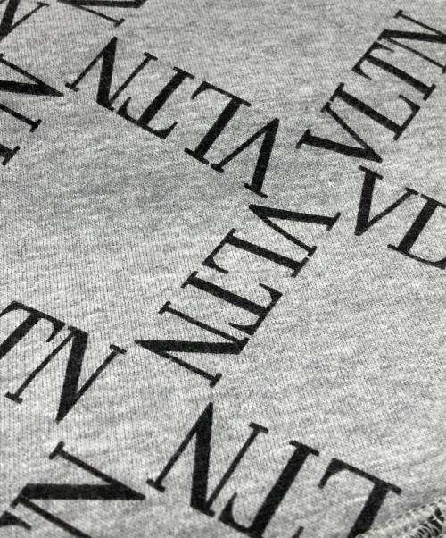 VALENTINO（ヴァレンティノ）VALENTINO (ヴァレンティノ) VLTNロゴプリントスウェット グレー サイズ:Lの古着・服飾アイテム