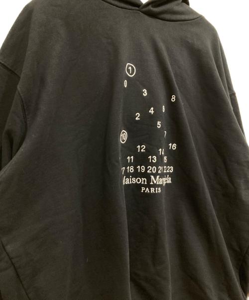 Maison Margiela（メゾンマルジェラ）Maison Margiela (メゾンマルジェラ) カレンダーグラフィック ロゴ スウェットパーカー ブラック サイズ:Lの古着・服飾アイテム