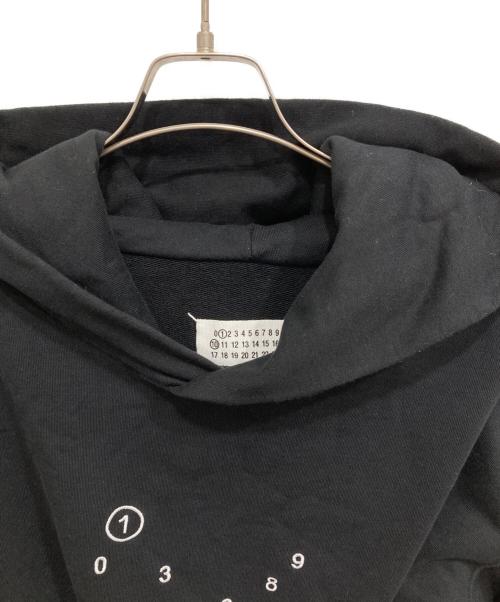 Maison Margiela（メゾンマルジェラ）Maison Margiela (メゾンマルジェラ) カレンダーグラフィック ロゴ スウェットパーカー ブラック サイズ:Lの古着・服飾アイテム