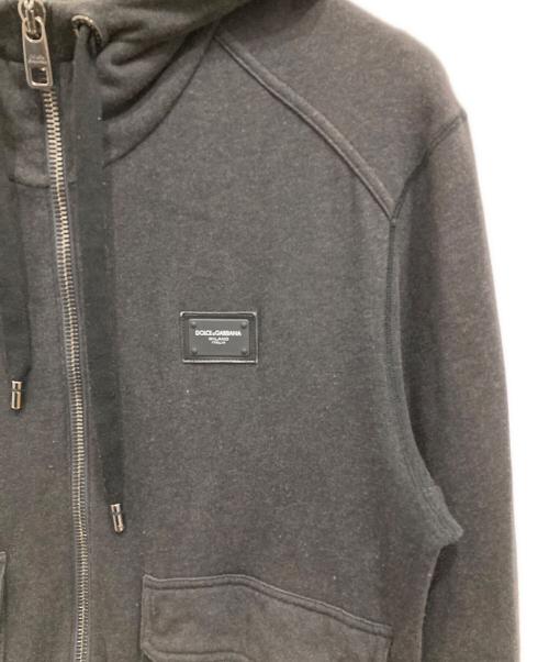 DOLCE & GABBANA（ドルチェ＆ガッバーナ）DOLCE & GABBANA (ドルチェ＆ガッバーナ) ロゴプレートジップパーカー ブラック サイズ:50の古着・服飾アイテム