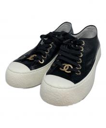CHANEL（シャネル）の古着「ローカットロゴマークチャームスニーカー」｜ブラック
