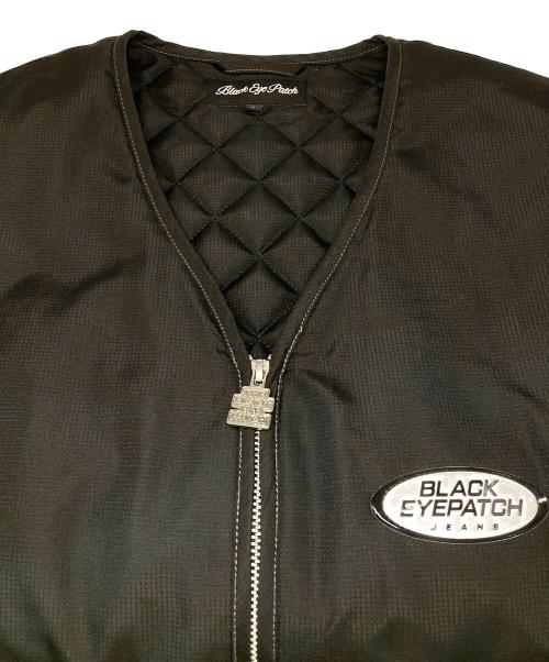 THE BLACK EYE PATCH（ブラックアイパッチ）THE BLACK EYE PATCH (ブラックアイパッチ) 中綿ロゴパッチベスト ブラック サイズ:Lの古着・服飾アイテム