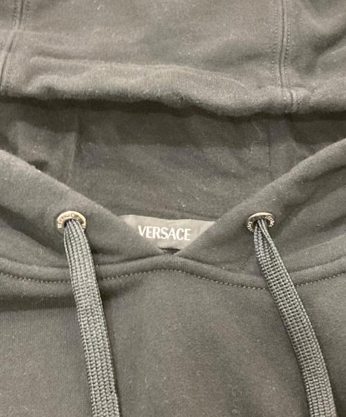 VERSACE（ヴェルサーチェ）VERSACE (ヴェルサーチェ) プルオーバーパーカー ブラック サイズ:Lの古着・服飾アイテム