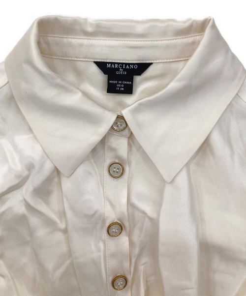 GUESS（ゲス）GUESS (ゲス) ポロカラーブラウス アイボリー サイズ:36 未使用品の古着・服飾アイテム