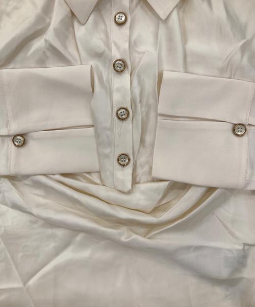 GUESS（ゲス）GUESS (ゲス) ポロカラーブラウス アイボリー サイズ:36 未使用品の古着・服飾アイテム
