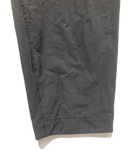 and wander（アンドワンダー）and wander (アンドワンダー) plain tapered stretch pants/タックナイロンパンツ グレー サイズ:4の古着・服飾アイテム