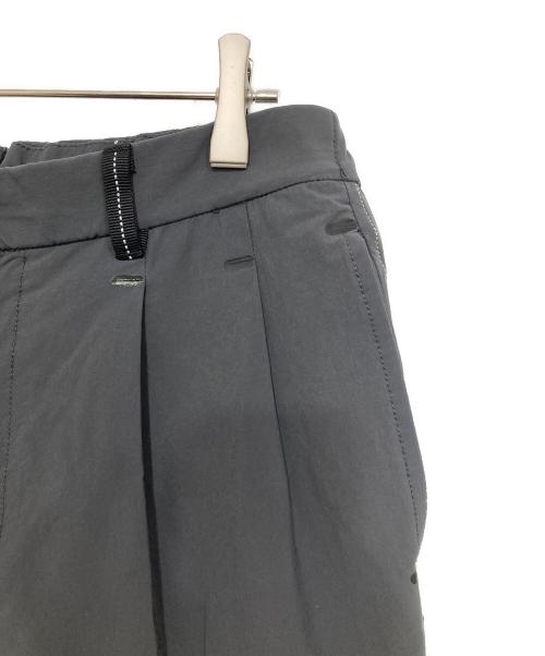 and wander（アンドワンダー）and wander (アンドワンダー) plain tapered stretch pants/タックナイロンパンツ グレー サイズ:4の古着・服飾アイテム